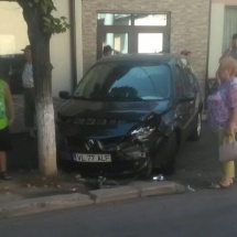 FOTO: Accident la Dragasani! Doua masini implicate