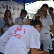 FOTO: Elevele Liceului Sanitar testeaza gratuit glicemia si tensiunea pe strazile din Ramnicu Valcea