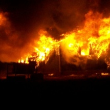 VÂLCEA – O casă, o magazie şi un magazin mixt au fost distruse în urma unui incendiu