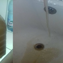 FOTO: Iată ce apă murdară curge la robinet în RÂMNICU VÂLCEA!