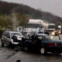 ACCIDENT la GOLEȘTI. Două mașini și un tir au fost implicate. Două victime.