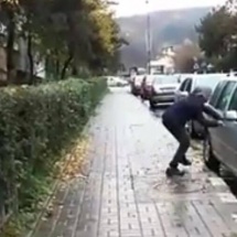 VIDEO INCREDIBIL: Rromii s-au filmat în timp ce fură dintr-o maşină din Râmnicu Vâlcea