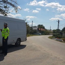 VÂLCEA – Transportatorii de persoane și marfă, amendaţi pe capete de poliţiştii rutieri
