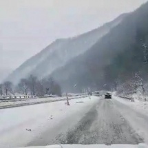 VIDEO: Trafic de coşmar pe Valea Oltului şi ninge în continuu…