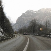 ATENŢIE: Trafic blocat pe Valea Oltului, între Râmnicu Vâlcea şi Sibiu. Căderi de zăpadă de pe versanţi