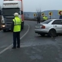 ACCIDENT pe DN7. Un autoturism a intrat în parapet