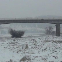 FOTO/VIDEO – VÂLCEA: Sloiurile de gheaţă de pe râul Olt, detonate cu dinamită. Vezi explozia!