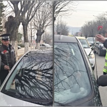 FOTO: Poliţiştii locali din Râmnicu Vâlcea le-au oferit flori femeilor aflate în trafic