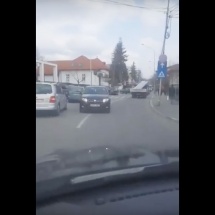 VIDEO – RÂMNICU VÂLCEA: Cum a fost prinsă maşina ANAF circulând pe contrasens…