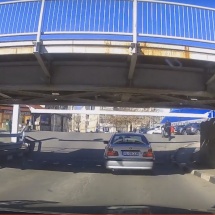 VIDEO: Gest superb al unor tineri din Râmnicu Vâlcea. Ei circulau cu un BMW când au văzut…
