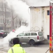 VIDEO: O maşină a luat foc într-o parcare din zona Zăvoi, RÂMNICU VÂLCEA