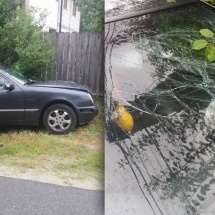 FOTO: ACCIDENT la BUJORENI. A intrat cu Mercedesul în gard, a abandonat maşina şi a fugit