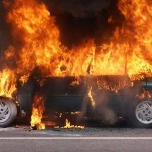 Mașină cuprinsă de flăcări la Slătioara