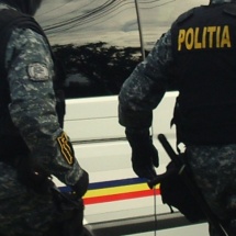 FLAGRANT la BERBEŞTI. Patru bărbaţi şi o femeie prinşi de poliţişti…
