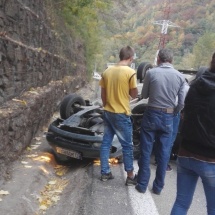 FOTO: ACCIDENT în zona LOTRIȘOR, VALEA OLTULUI. Mașină răsturnată pe carosabil…