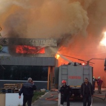 FOTO/VIDEO: Incendiu devastator la un depozit din Râureni