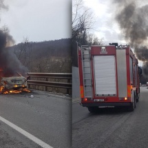 FOTO-VIDEO: O mașină a luat foc în trafic pe DN 7, la Milcoiu