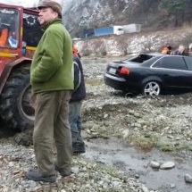 FOTO/VIDEO – VALEA OLTULUI ! A fost găsită maşina căzută în râul Olt. Bărbat mort găsit în ea