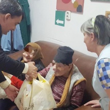 Prefectul Florian Marin a oferit cadouri de Crăciun bătrânilor din centre