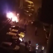 VIDEO: Incendiu la trei pubele de pe B-dul Tineretului. Maşină avariată!