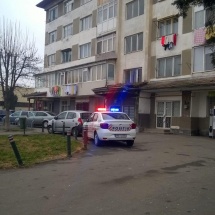 TRAGEDIE. Bărbat găsit mort în propria garsonieră din Blocul CPL din Râmnicu Vâlcea (foto)