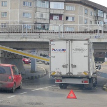 FOTO: Camion al firmei Vasiloni, înfipt în pasajul de la Hervil. Trafic îngreunat!