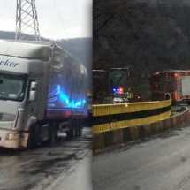 FOTO: Trafic blocat pe Valea Oltului. Un tir a lovit un cap de pod. Şoferul transportat la spital