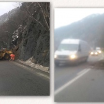 FOTO: Tone de bolovani și pământ au blocat Valea Oltului