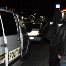 Poliţiştii au descins noaptea într-un oraş din Vâlcea