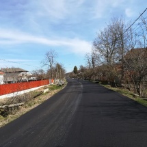 FOTO: Lucrări de asfaltare pe mai multe drumuri judeţene din Vâlcea
