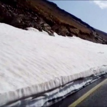 VIDEO: Căderi de pietre şi zăpadă de pe versanţi pe Transalpina