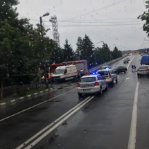 FOTO: ACCIDENT în fața Centrului Militar din Râmnicu Vâlcea. Un Logan și un Mercedes sunt implicate