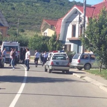 INCREDIBIL. Teroare şi la Drăgăşani. Un bărbat periculos aleargă oamenii cu cuţitul pe stradă sau le dă cu parul în cap