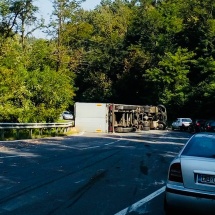FOTO-VIDEO: Trafic blocat între Vâlcea și Pitești. Tir răsturnat pe carosabil