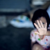 VÂLCEA. Fetiță de 6 ani, agresată sexual chiar de vărul tatălui său