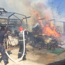 FOTO – VIDEO: Incendiu la o fabrică de mobilă la Vlădești