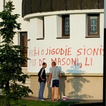 FOTO: Parohia din Ostroveni a fost din nou vandalizată. Vezi cine e autorul!