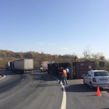 FOTO: Tir încărcat cu cherestea, răsturnat pe DN 7 la Milcoiu