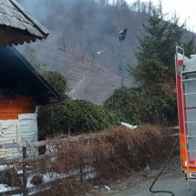 FOTO: Incendiu la o pensiune din Brezoi