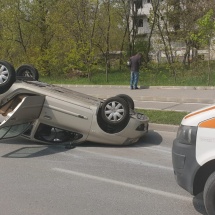 FOTO. ACCIDENT pe b-dul Dem Rădulescu. Mașină răsturnată!