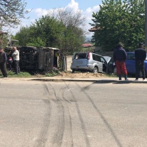 FOTO. ACCIDENT la ORLEȘTI. O mașină de gunoi a lovit un SUV