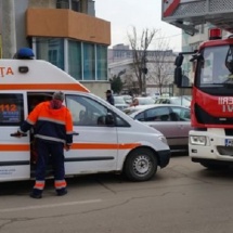 Tentativă de suicid în Râmnicu Vâlcea. O femeie amenința că se aruncă de la balcon