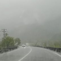 VIDEO – ATENȚIE ȘOFERI! Plouă torențial pe Valea Oltului!