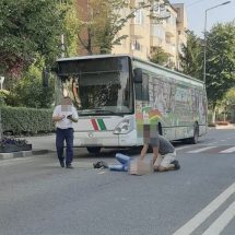 FOTO. Femeie lovită de un autobuz pe trecerea de pietoni, în Râmnicu Vâlcea