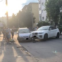 FOTO – ACCIDENT în RÂMNICU VÂLCEA, pe strada Matei Basarab, între un BMW și un Opel