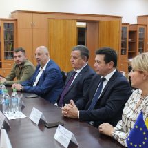 FOTO: Primarul Mircia Gutău a semnat acordul de înfrăţire cu sectorul Ciocana din Chişinău