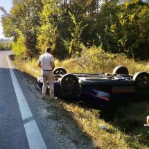 FOTO: ACCIDENT pe DN 7, la Milcoiu. S-a răsturnat cu mașina