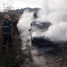 FOTO. Mașină cuprinsă de flăcări la Ionești. Traficul e oprit pe DN 64