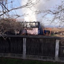 FOTO-VIDEO. Trei case din Vâlcea au luat foc…