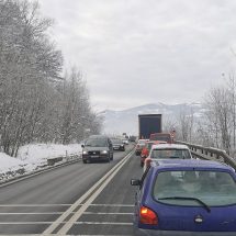 ACCIDENT pe DN 7, între Vâlcea și Sibiu. A intrat cu mașina într-un autocar (foto)